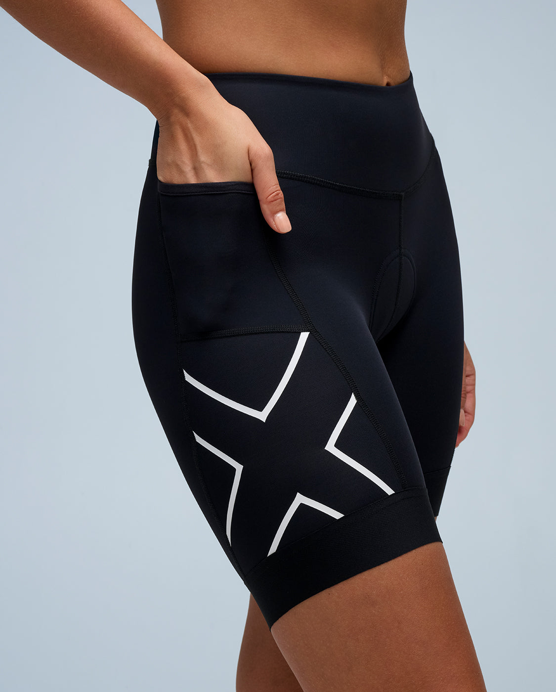 2xu-core-tri-6-inch-shorts-damen-black-white-triathlon image 1
