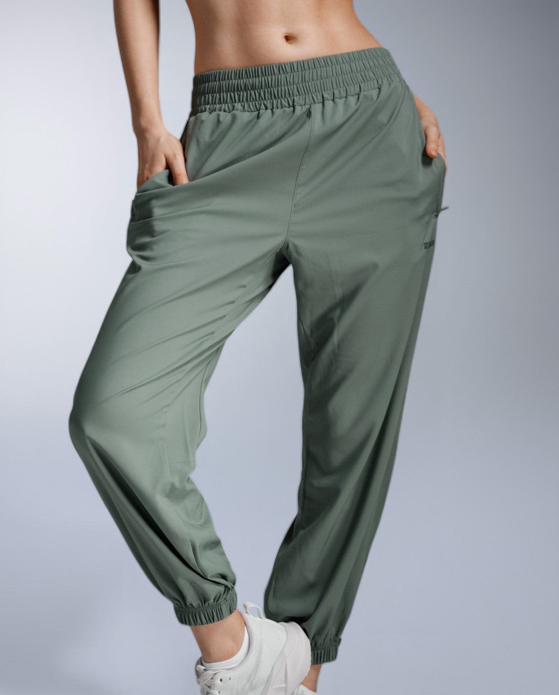 2xu-aero-hi-rise-woven-jogger-trainingshose-olive-leaf-damen image 7