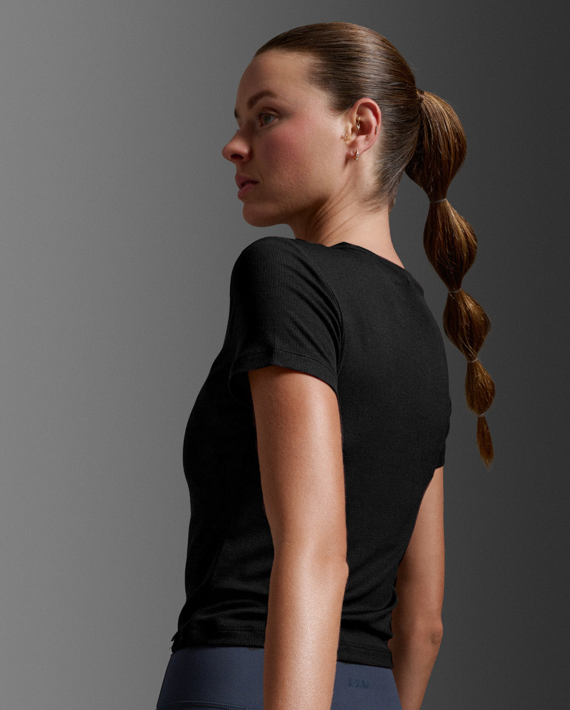 2xu-fluid-modal-ribbed-crop-tee-t-shirt-black-white-damen image 3
