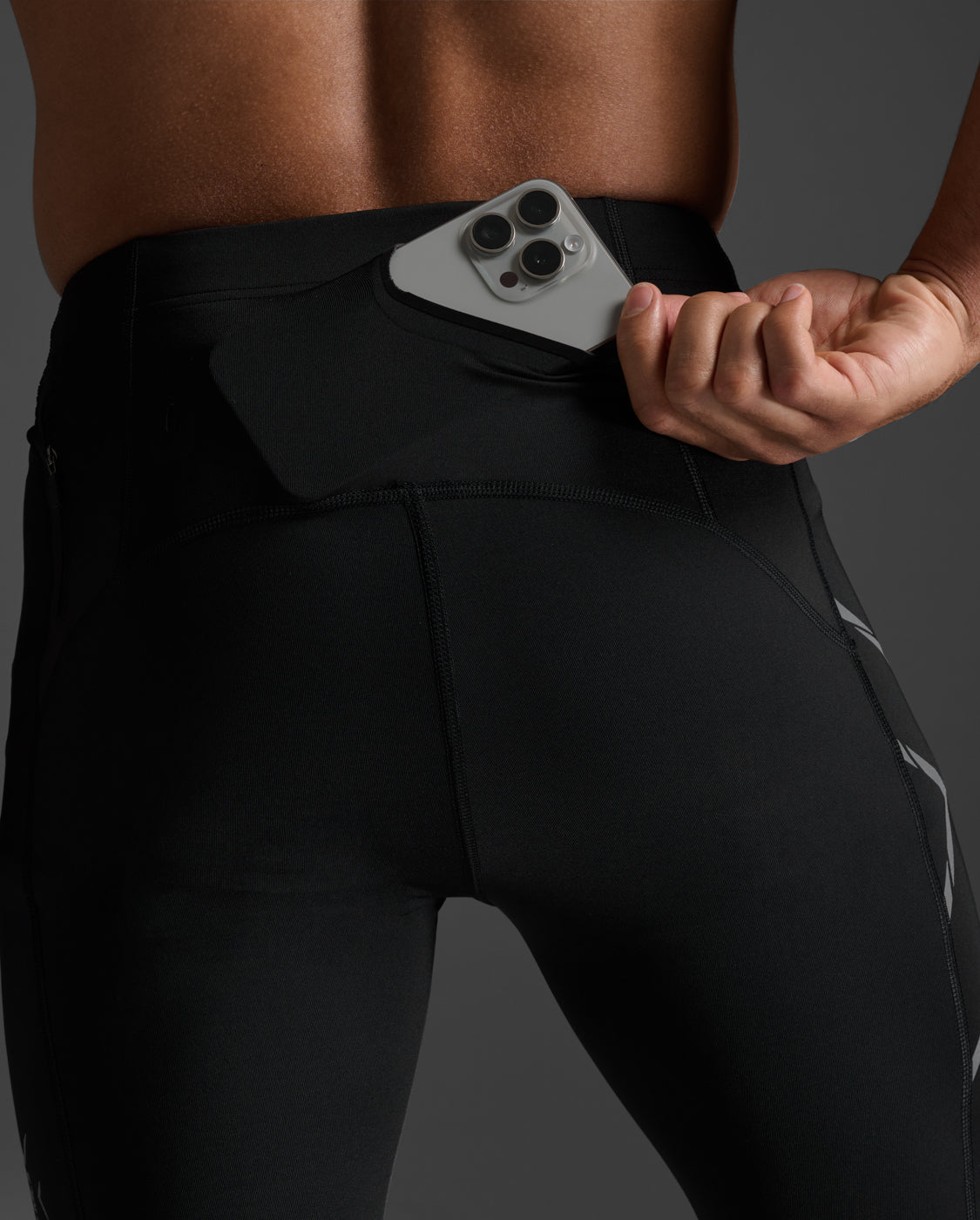 2xu-light-speed-kompressionsshorts-schwarz-reflective image 7