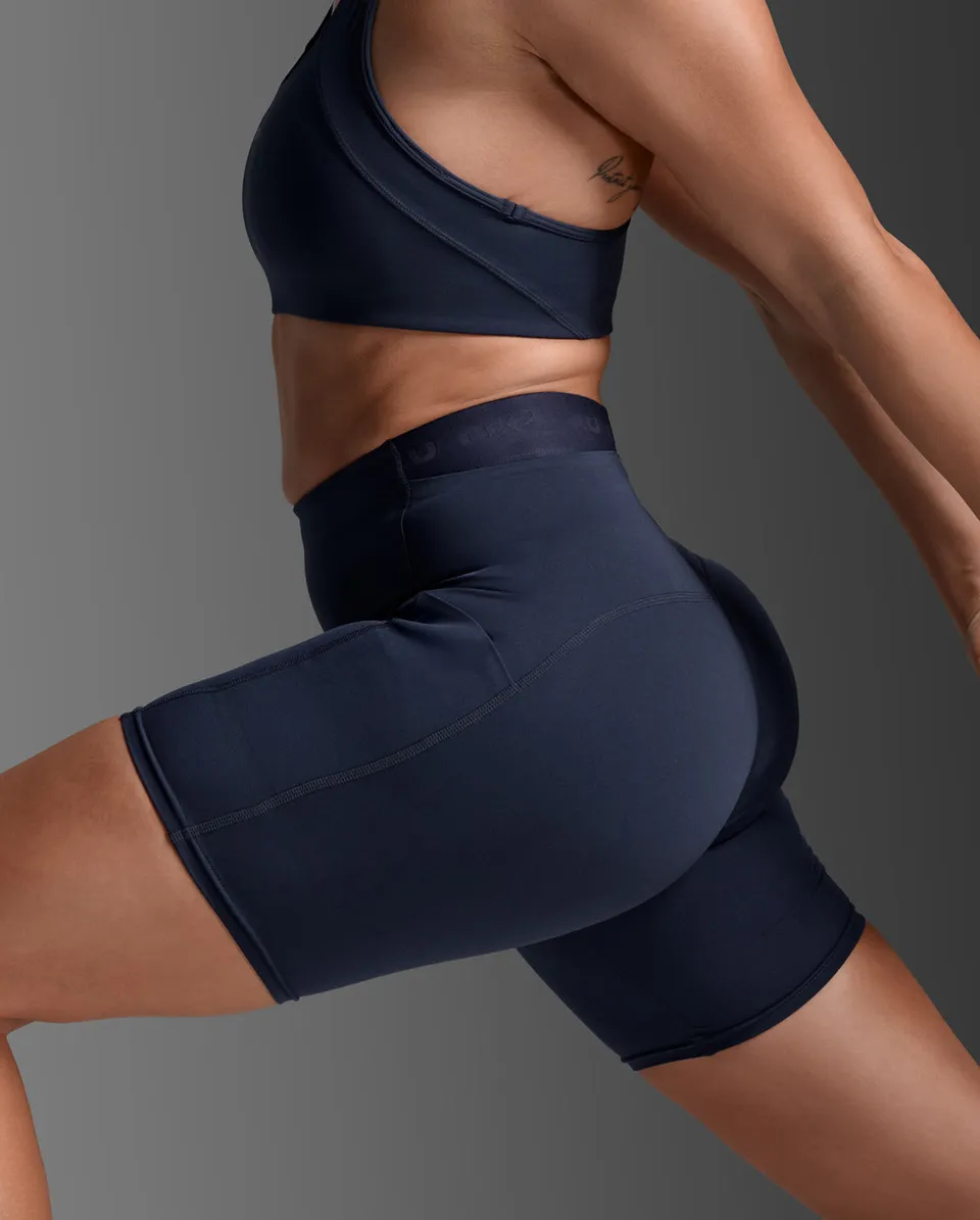2xu-form-stash-hi-rise-6in-shorts-midnight-damen-taschen image 1