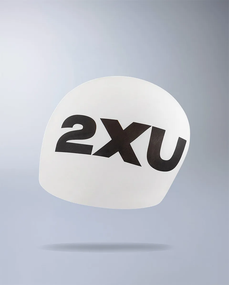 2xu-swim-race-badekappe-silikon-wei image 1