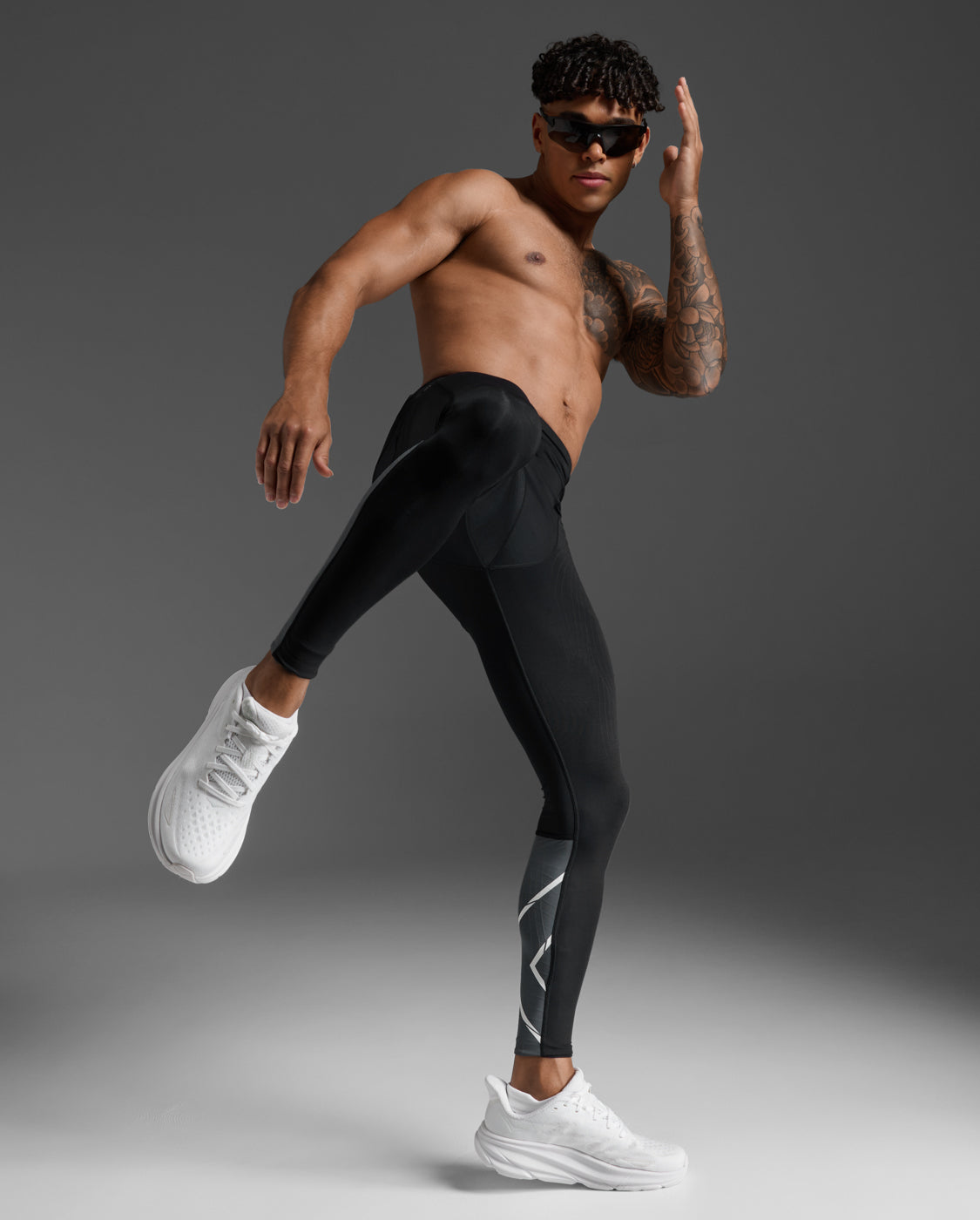 2xu-light-speed-react-compression-tights-black-white image 6
