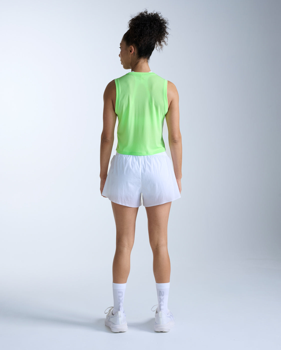 2xu-aero-mesh-crop-tank-top-rmellos-lime-zest image 6