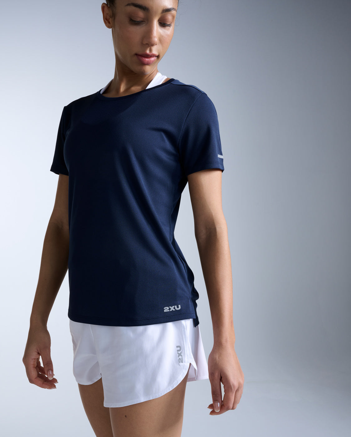 2xu-aero-tee-midnight-kurzarm-laufshirt-damen-mesh image 3