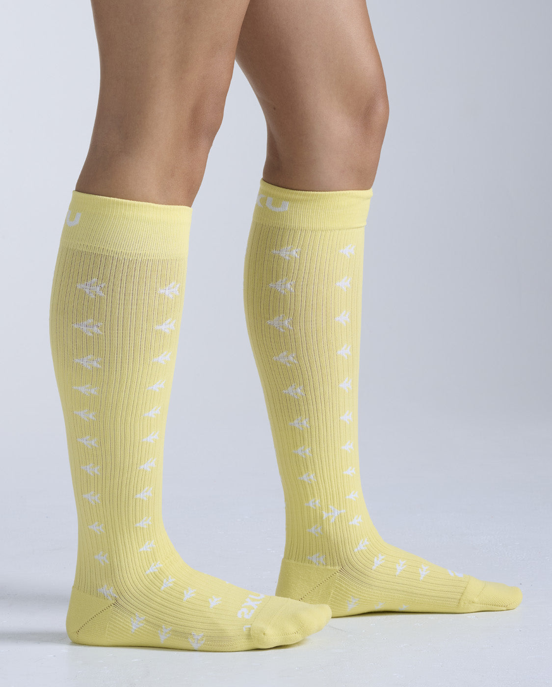 2xu-flight-bamboo-charcoal-kompressionssocken-butter-halogen image 4