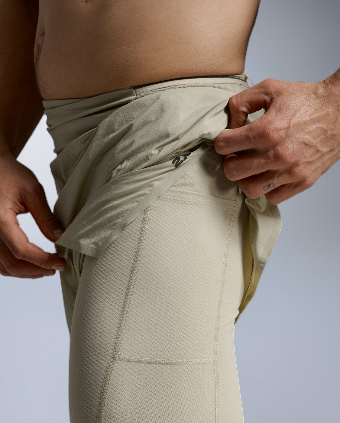 2xu-aero-trail-2-in-1-5-inch-laufshorts-herren-beige image 4