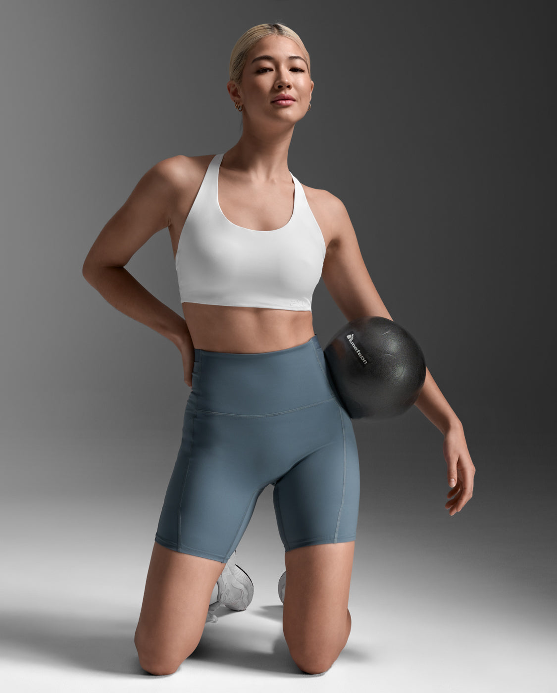 2xu-form-stash-hi-rise-6-shorts-damen-dark-sage-taschen image 2