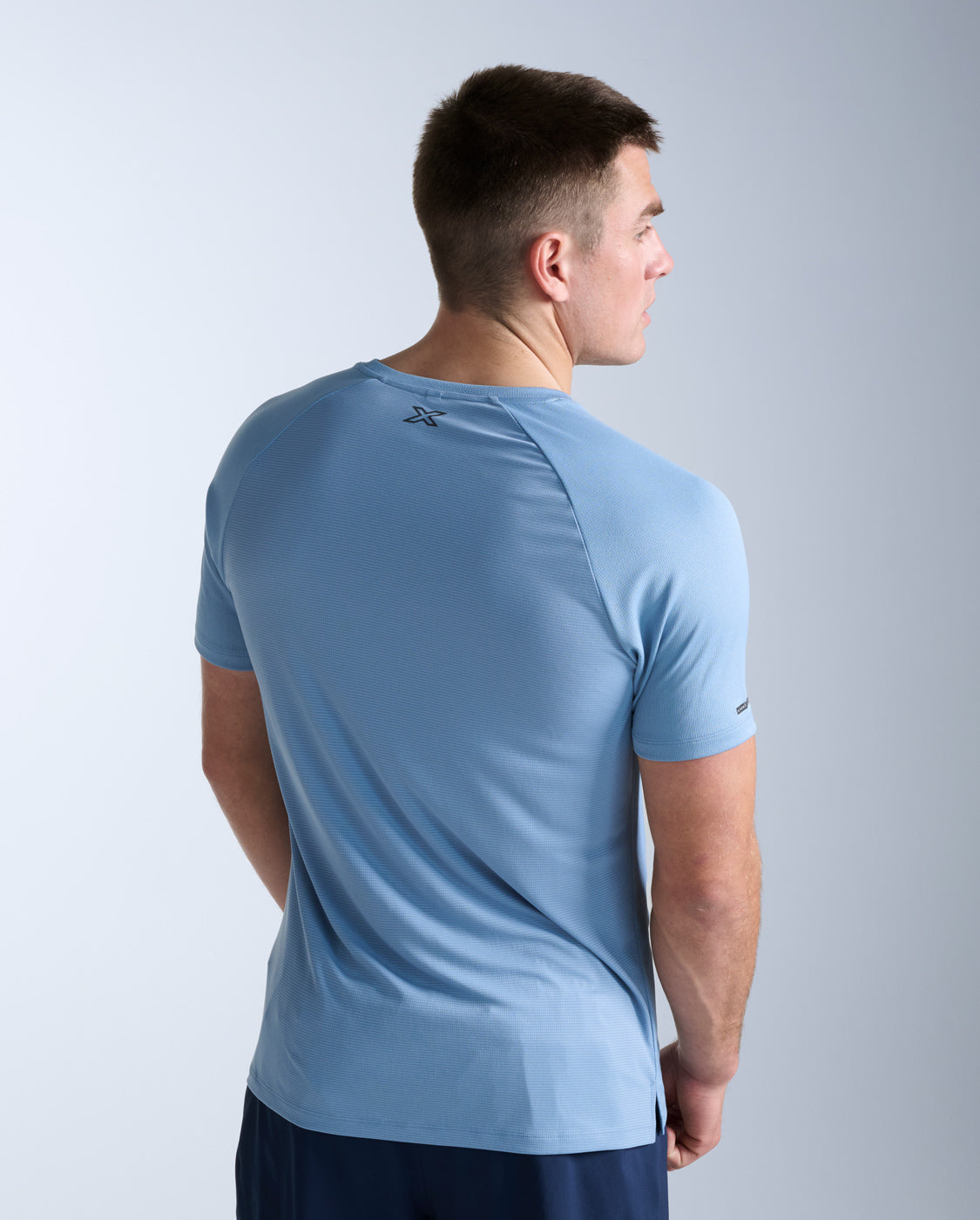 2xu-aero-tee-laufshirt-blue-shade-herren-mesh-kurzarm image 3