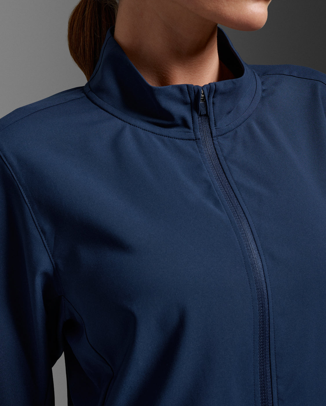 2xu-aero-jacket-laufjacke-damen-midnight-silver-wasserabweisend image 4