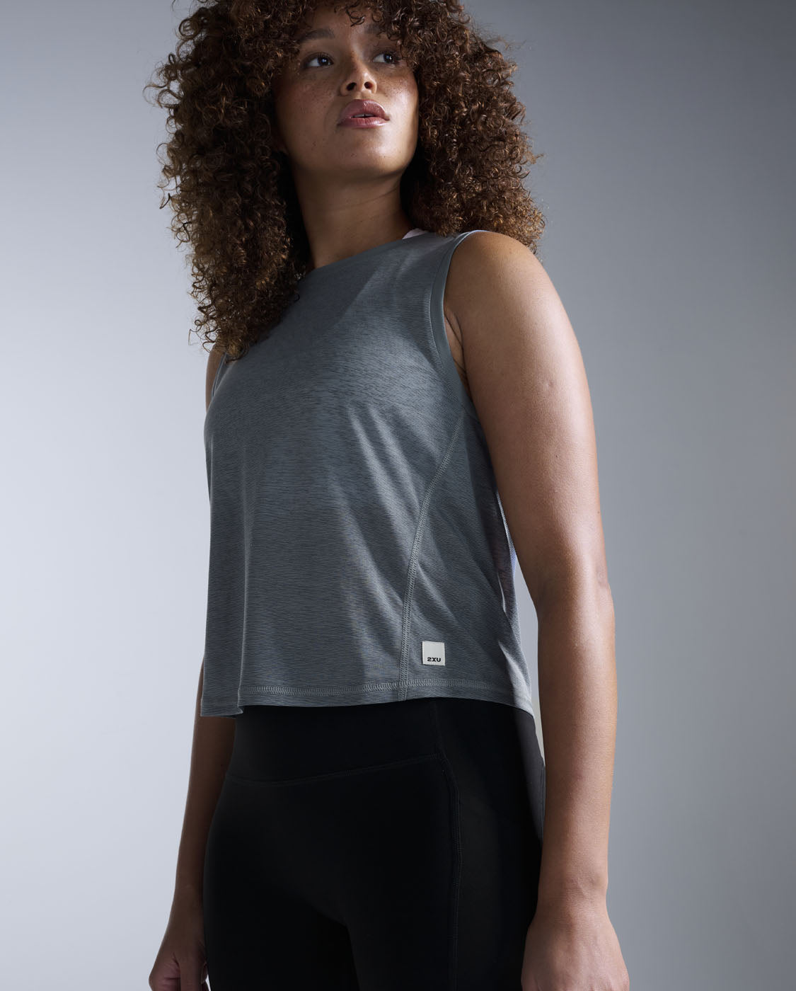 2xu-aero-relight-crop-tank-top-damen-dark-sage image 3
