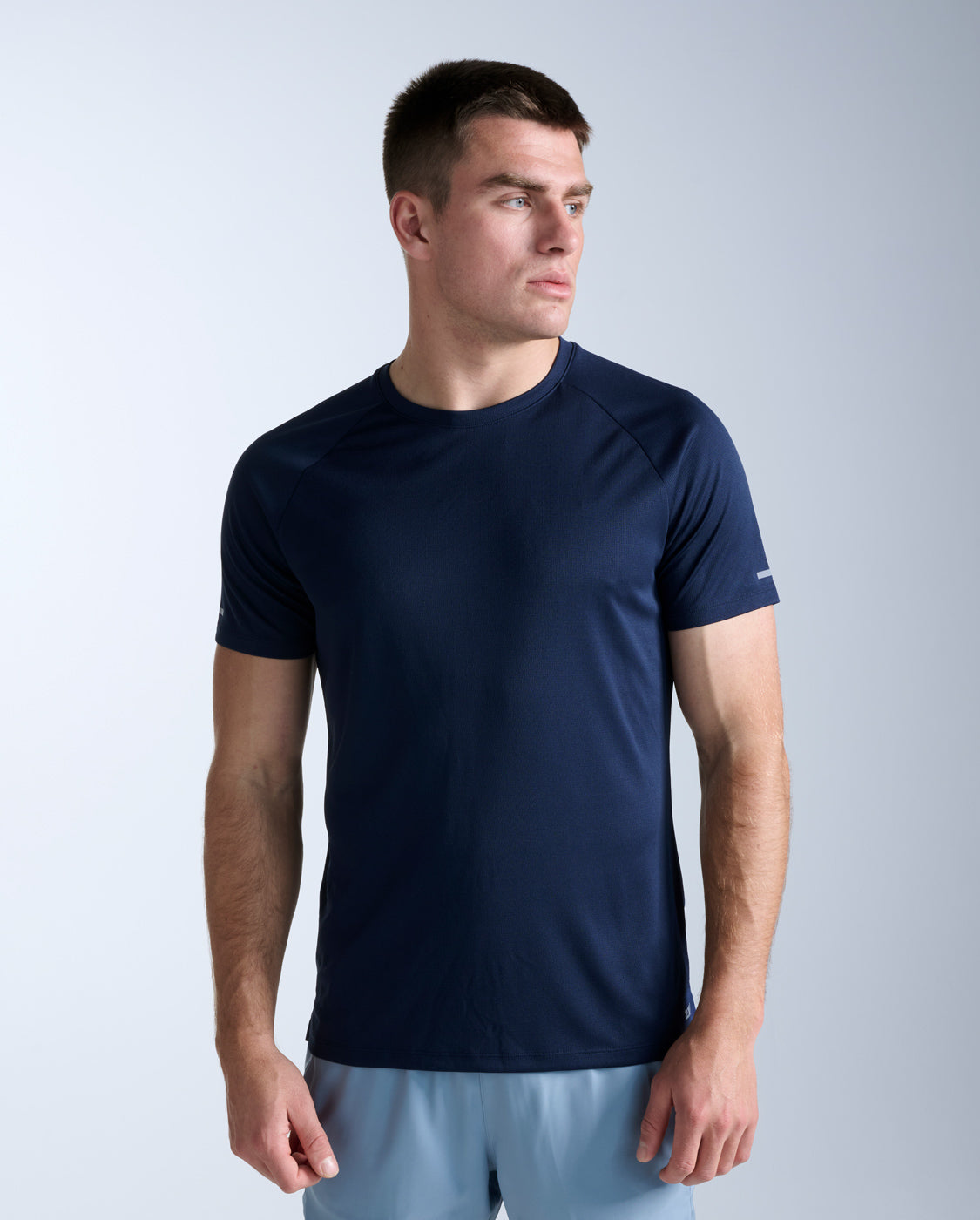 2xu-aero-tee-t-shirt-herren-midnight-silber image 1