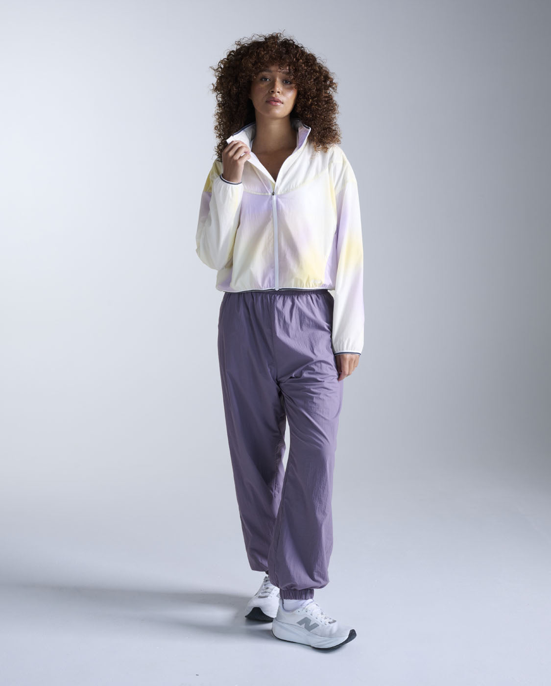 2xu-aero-sheer-bomber-jacke-lavender-digital-white image 6