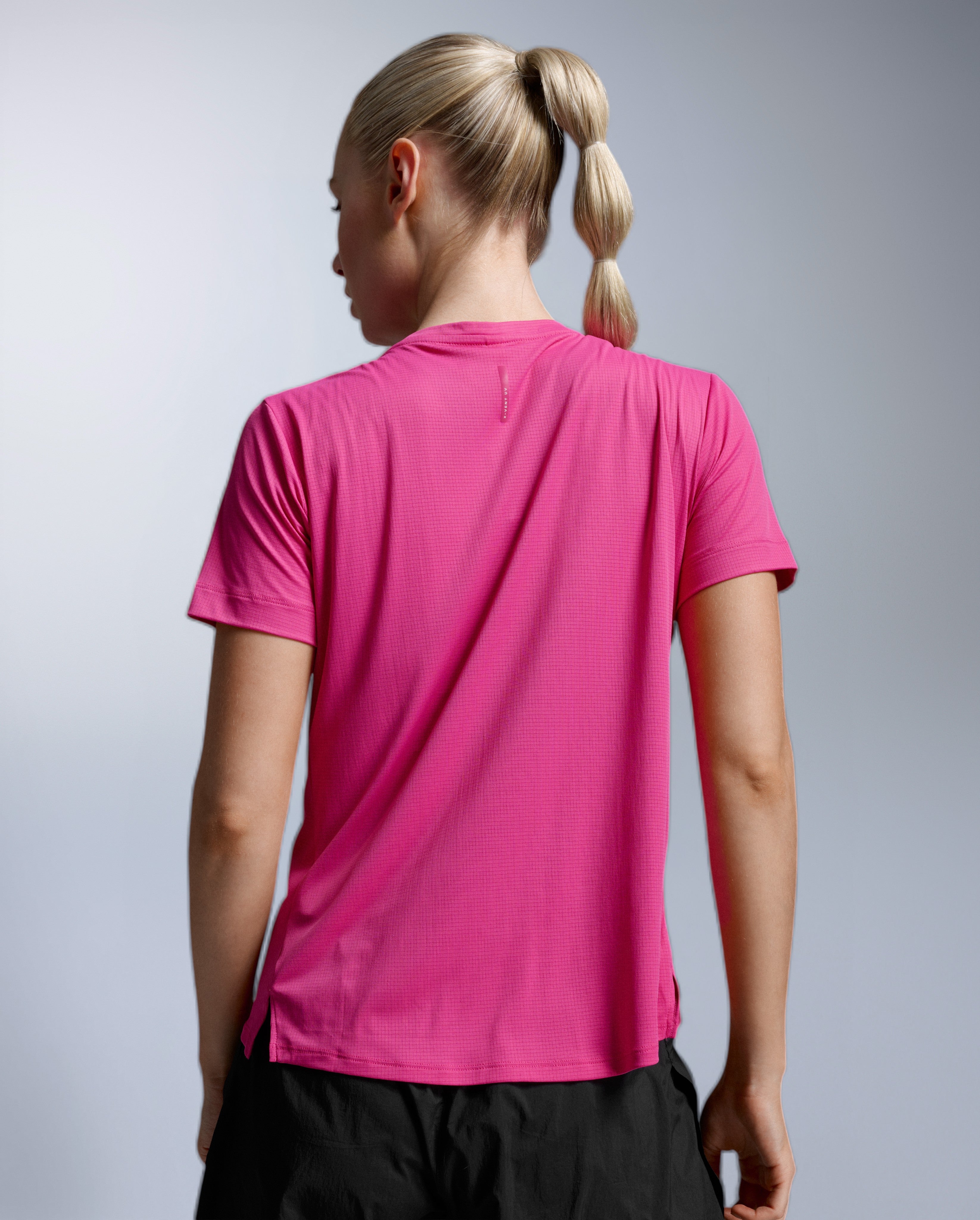 2xu-aero-trail-tee-laufshirt-damen-electric-rose-upf-50 image 8