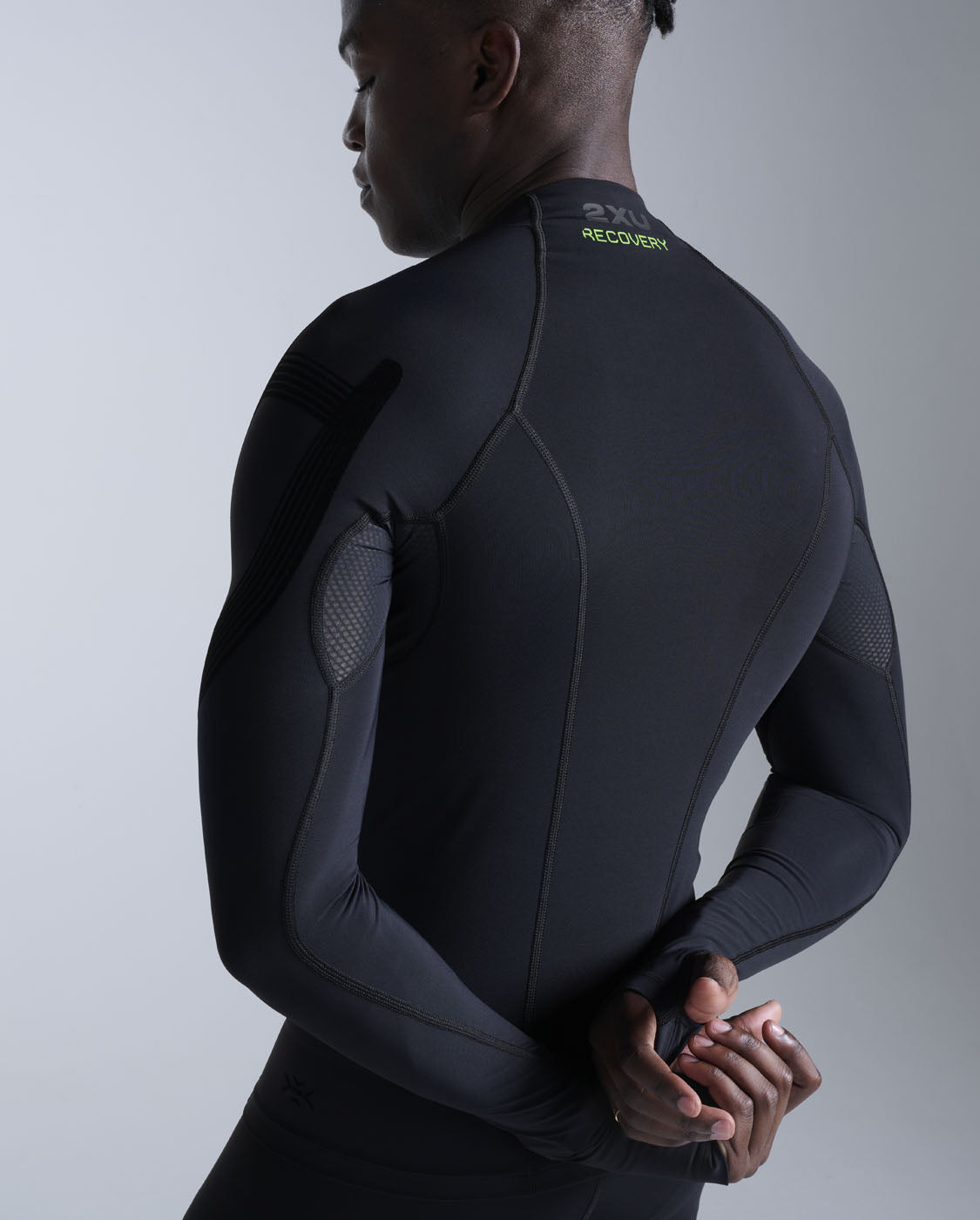 2xu-recovery-kompressionsshirt-herren-schwarz-fir-fest image 8