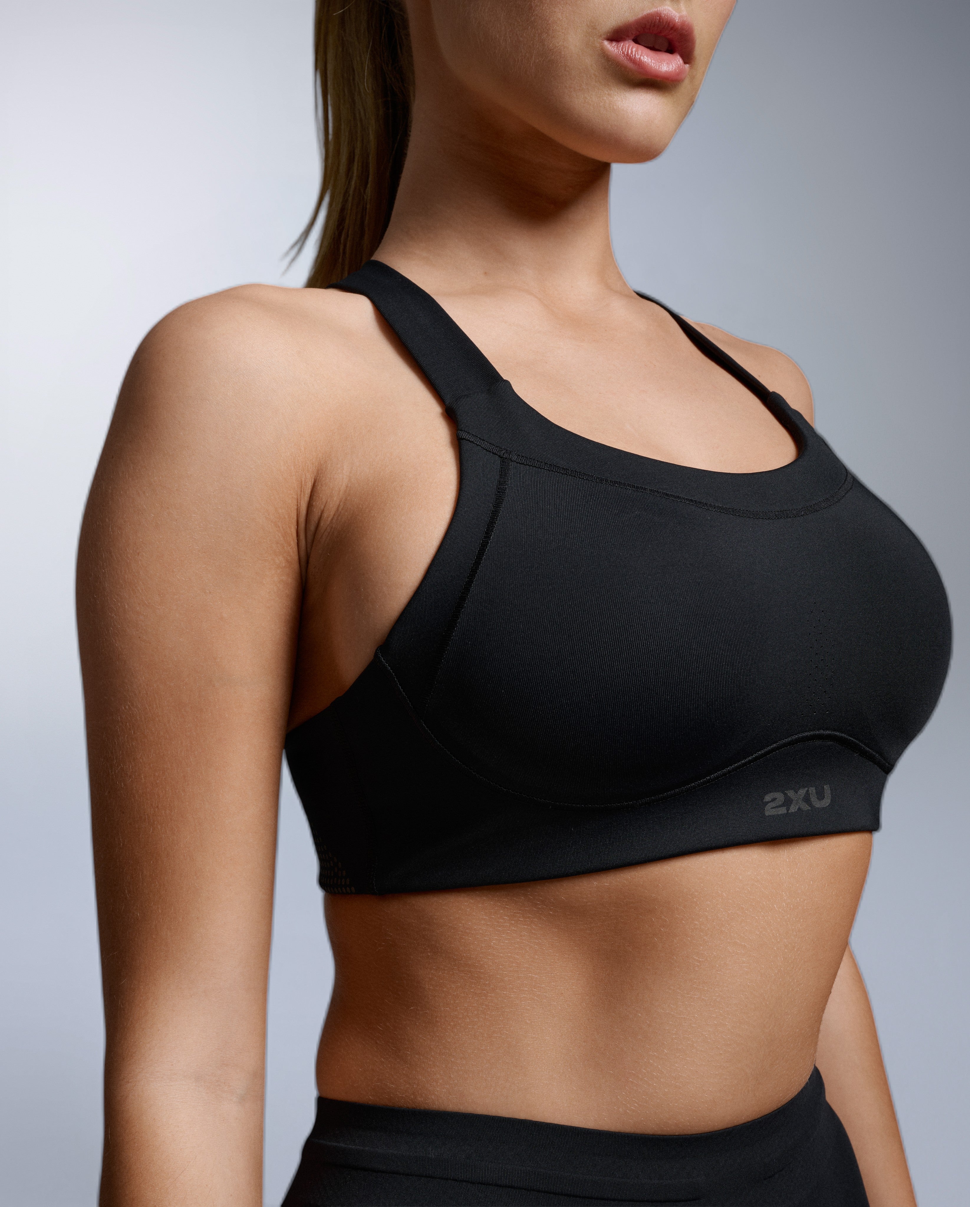 2xu-light-speed-high-impact-sport-bh-damen-schwarz-cups image 4