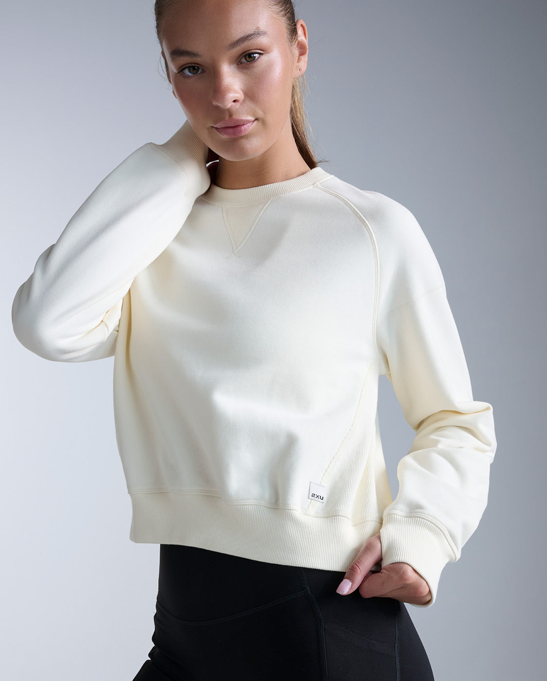 2xu-ez-organic-cotton-ribbed-crew-damen-chalk-pullover-bio image 3