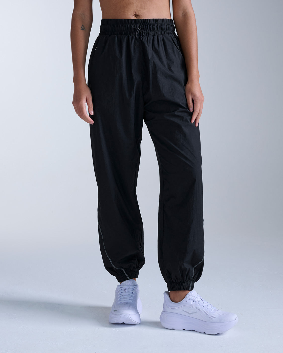 2xu-aero-oversized-jogger-damen-black-wasserabweisend image 1
