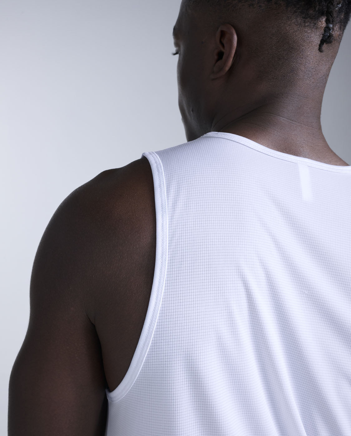 2xu-aero-tank-herren-lauf-top-smoke-blue image 5