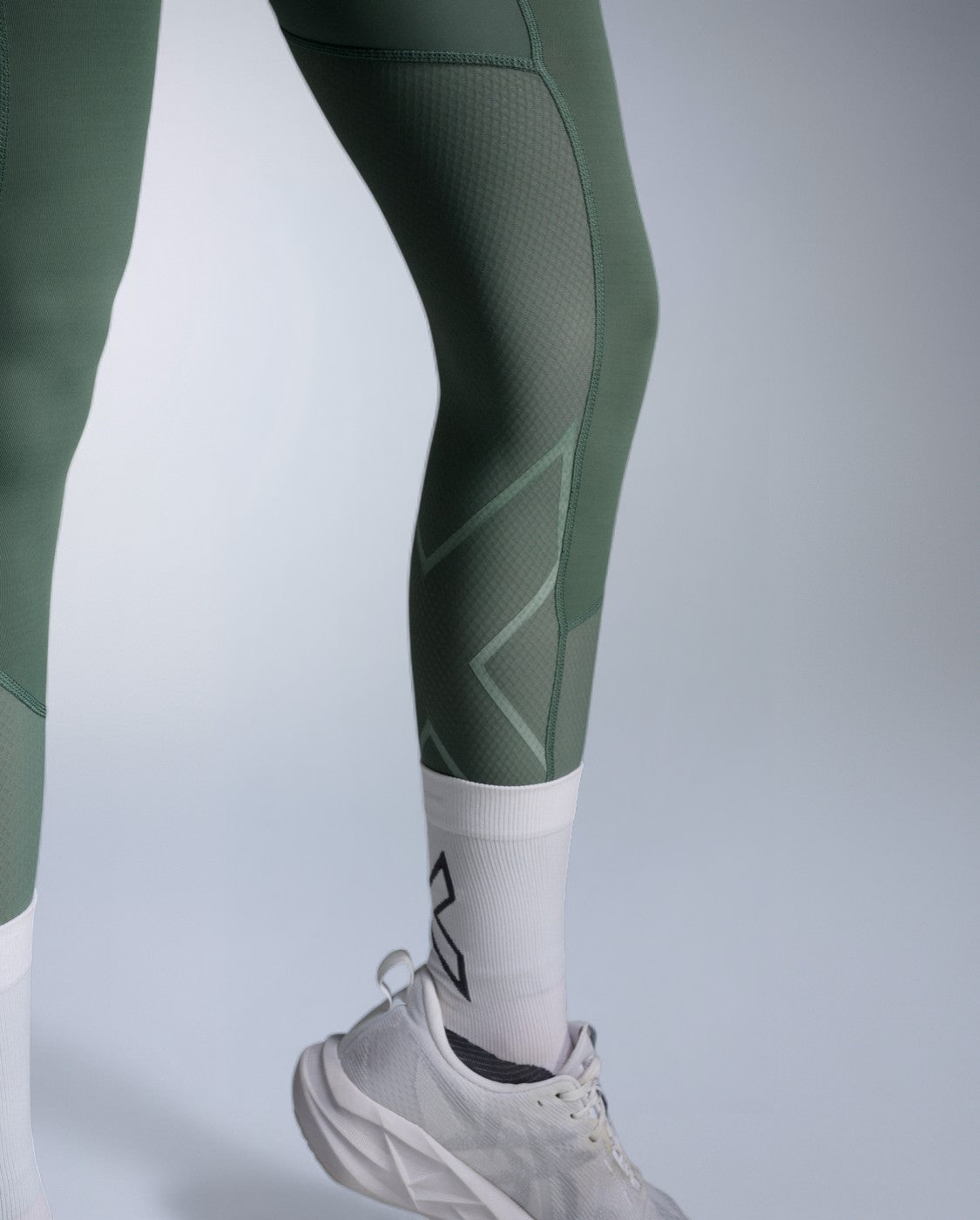2xu-aero-mesh-hi-rise-compression-tights-lauftight-olive-leaf image 7
