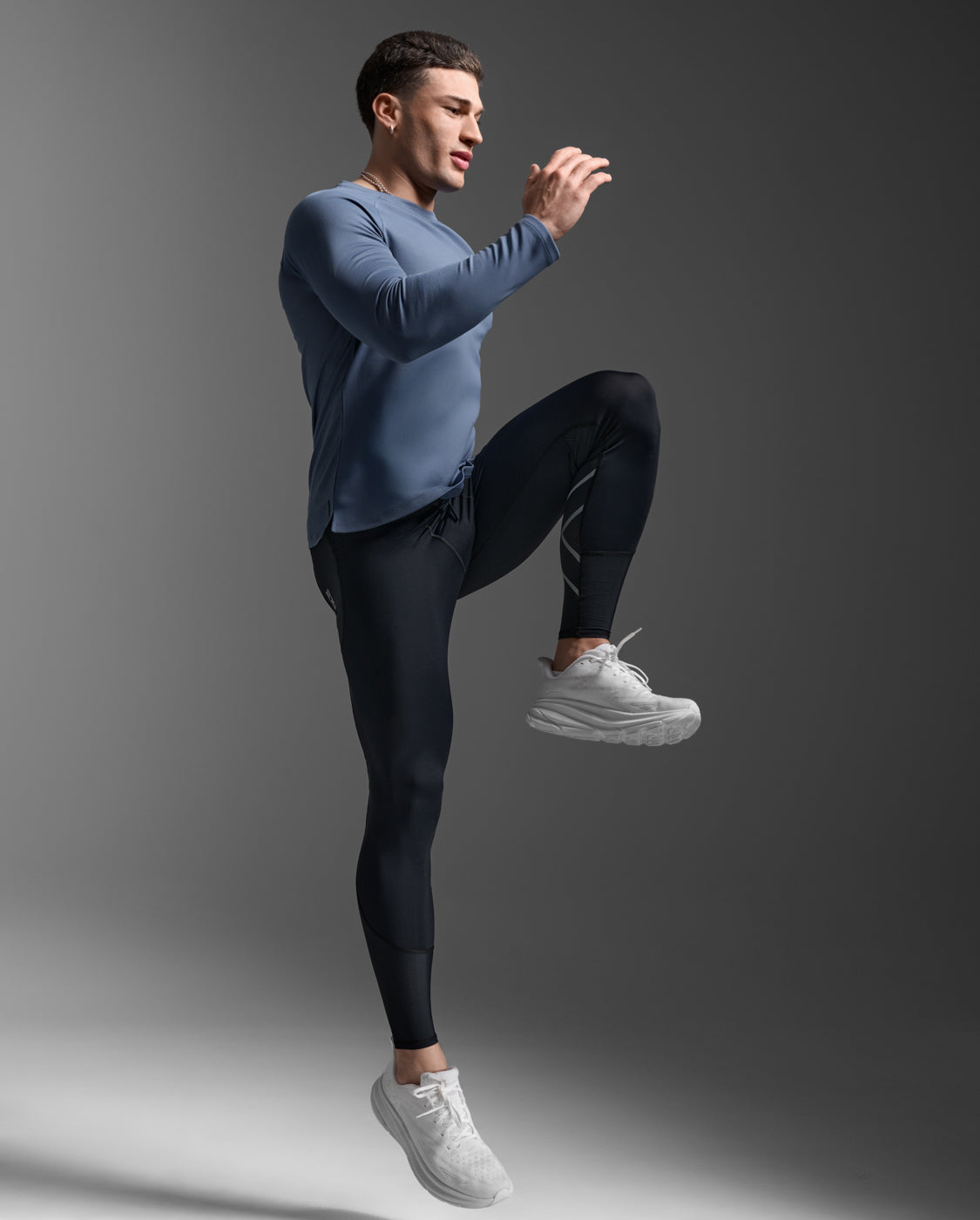 2xu-aero-long-sleeve-laufshirt-herren-indigo-black-reflective image 4
