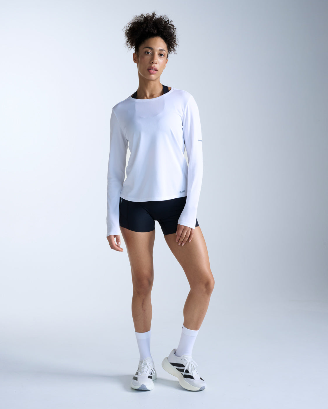 2xu-aero-long-sleeve-damen-wei-silber-laufshirt image 6