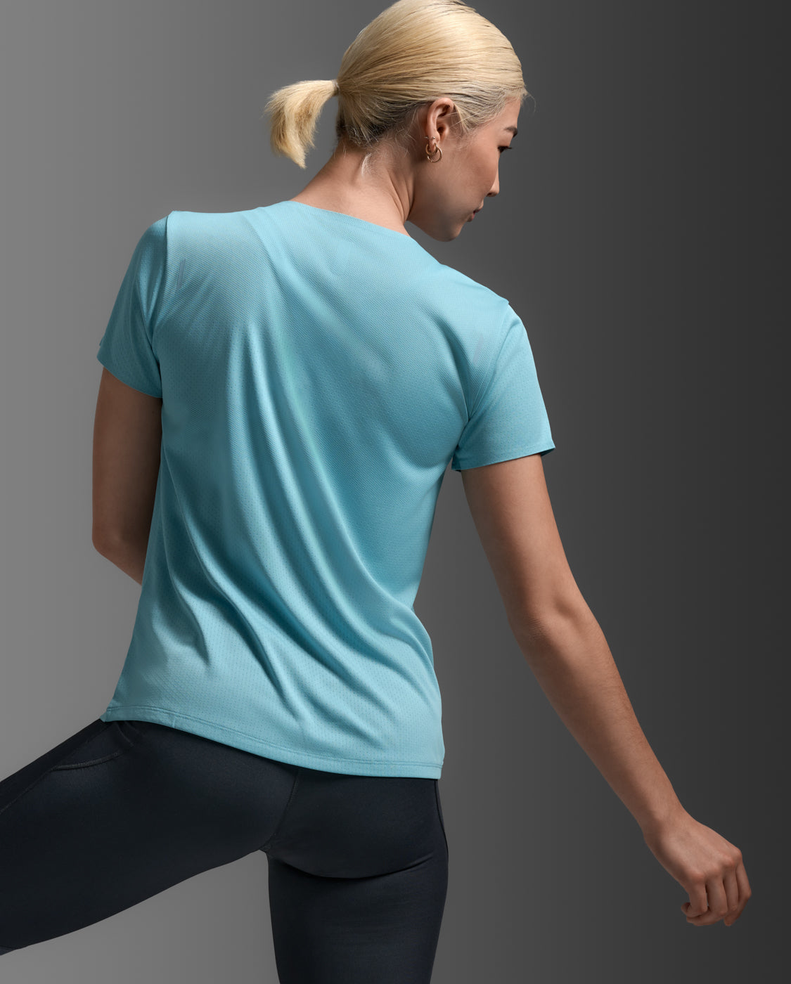2xu-light-speed-tech-tee-laufshirt-damen-retro-blue image 2