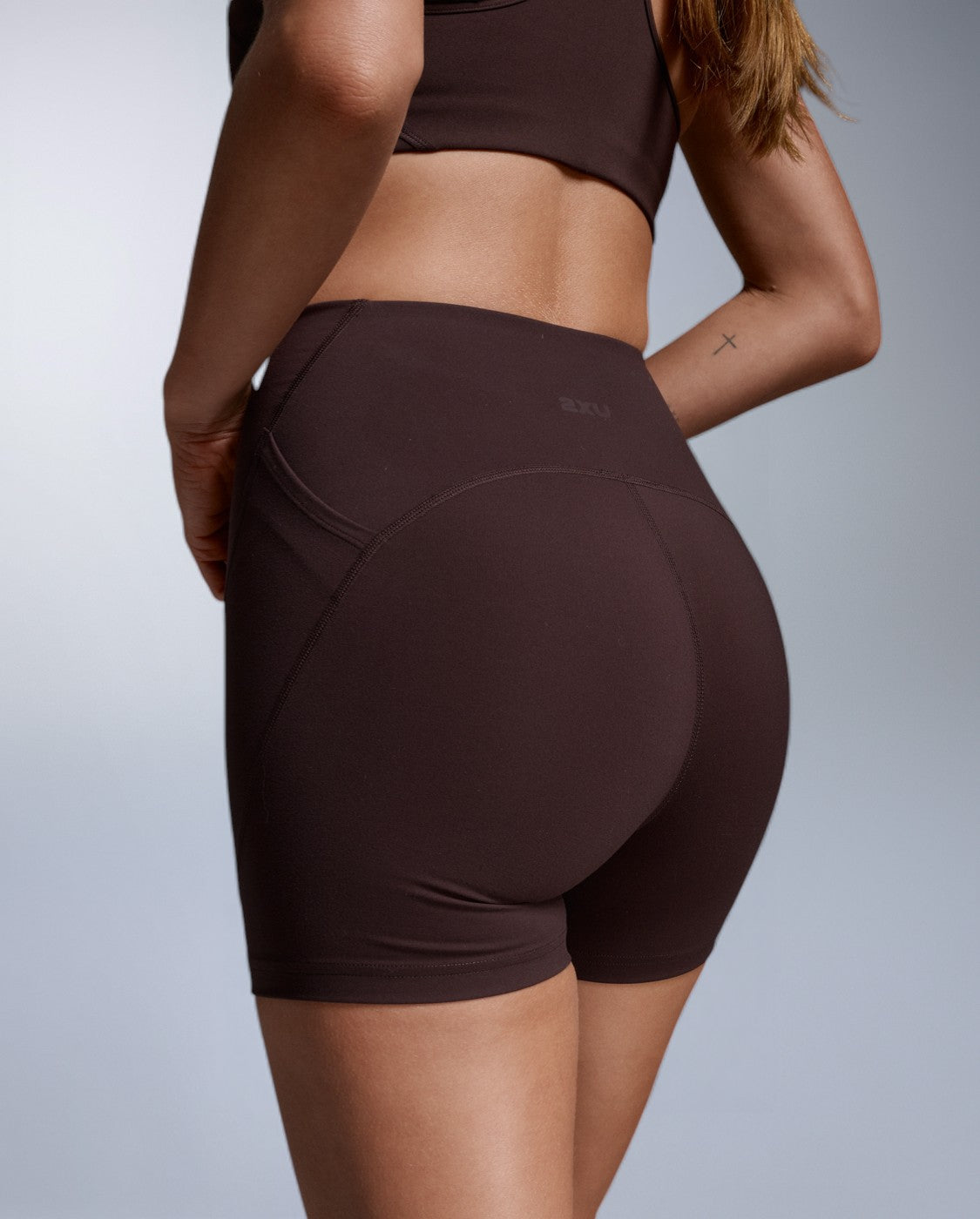 2xu-flex-hi-rise-shorts-damen-bark-4-inch-kompression image 7