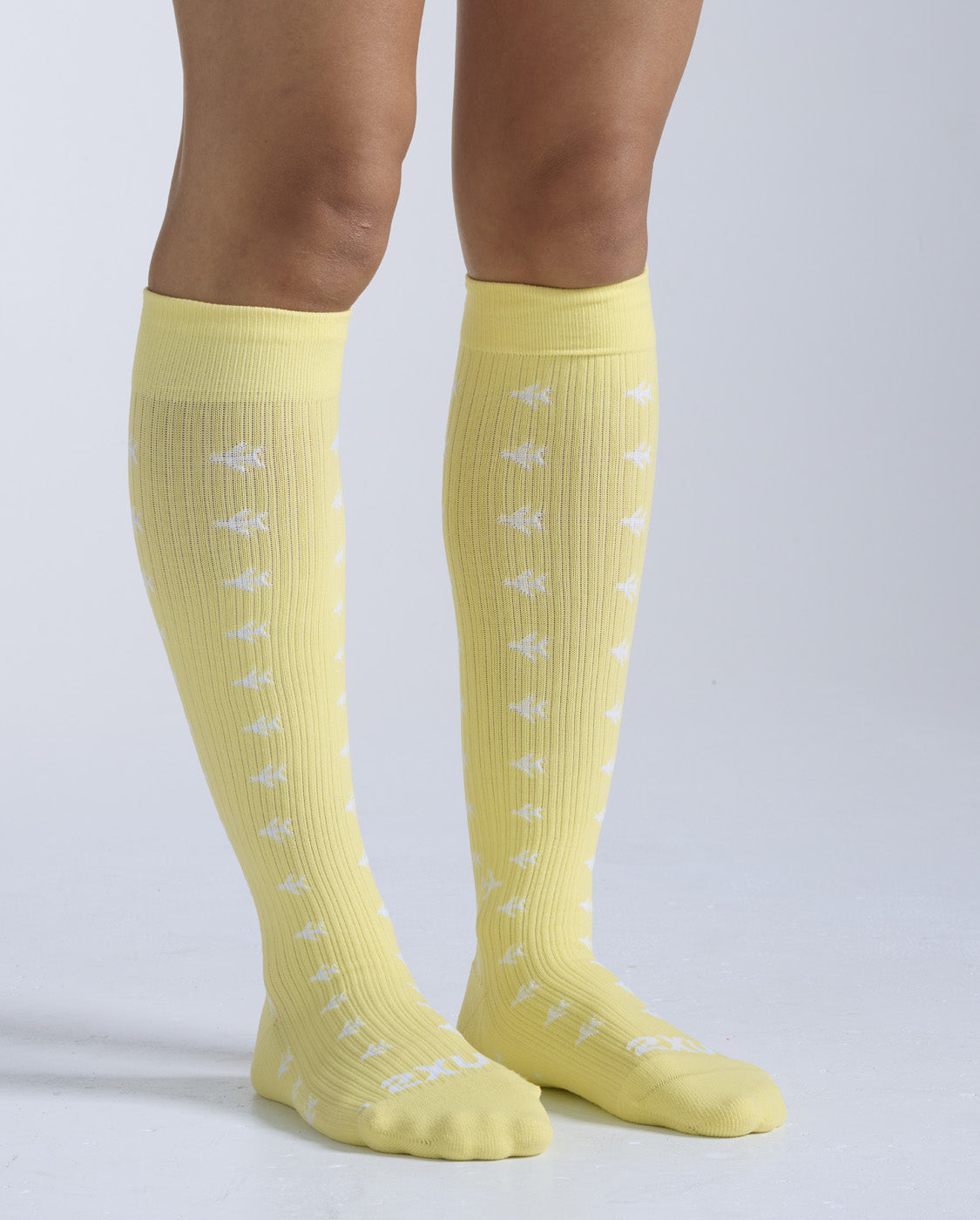 2xu-flight-bamboo-charcoal-kompressionssocken-butter-halogen image 5