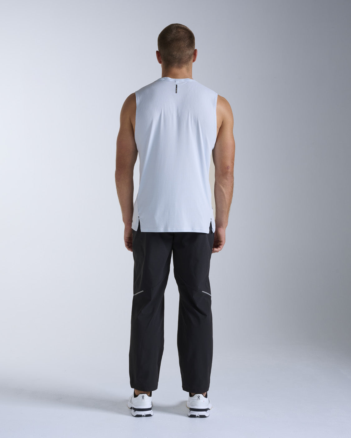 2xu-aero-trail-tank-bay-rmelloses-lauftop-herren image 5