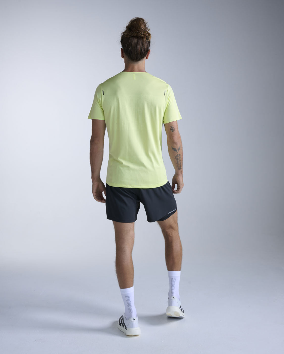 2xu-light-speed-tech-tee-laufshirt-herren-cool-matcha-slim image 3