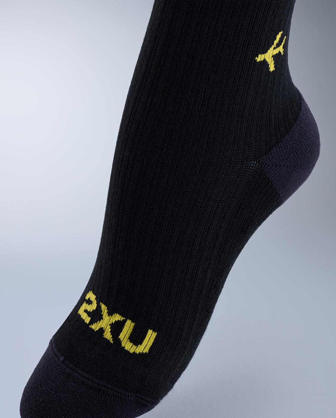 2xu-flight-bamboo-charcoal-kompressionssocken-schwarz-unisex image 5