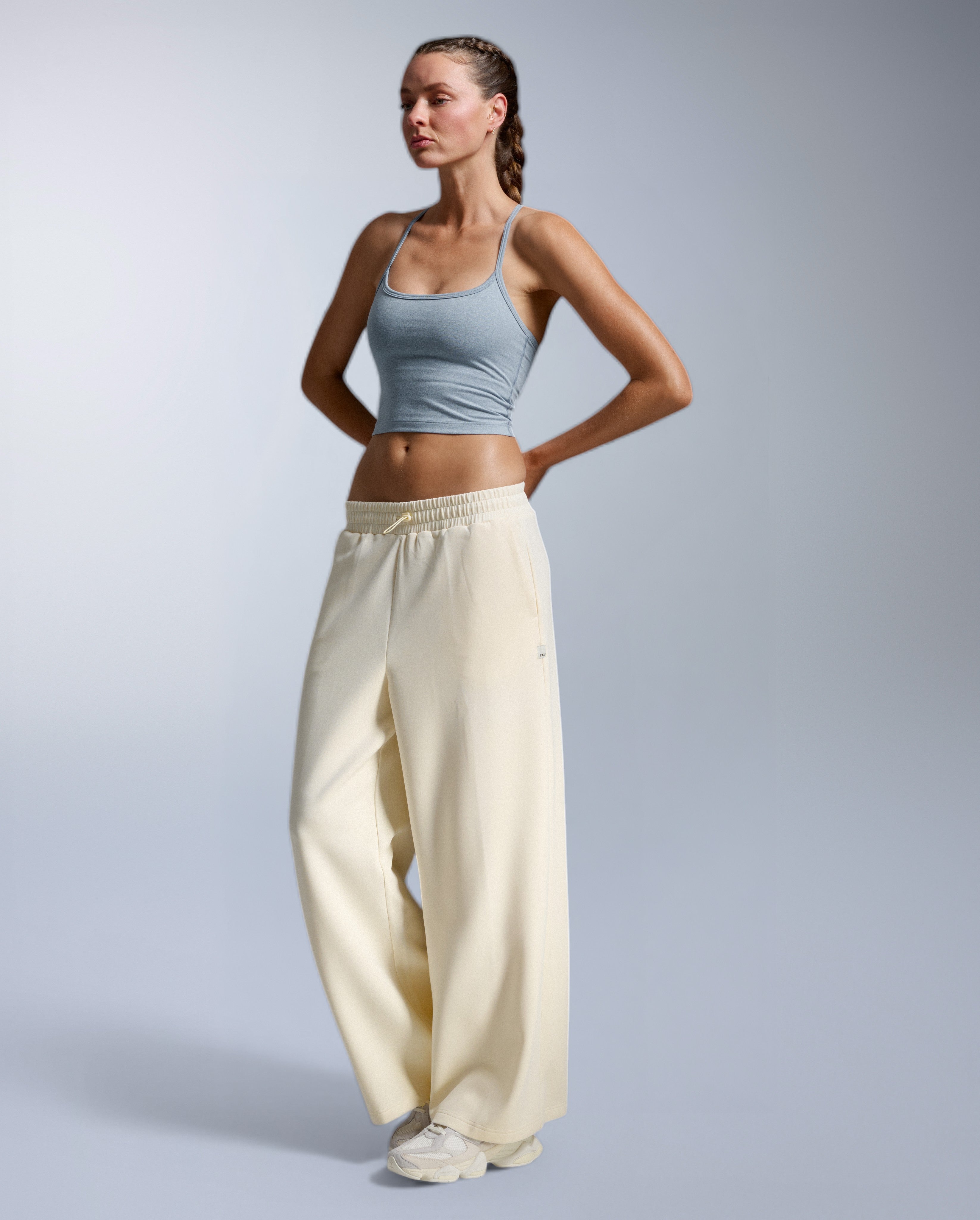 2xu-signature-wonderluxe-wide-leg-hose-damen-chalk-modal image 4