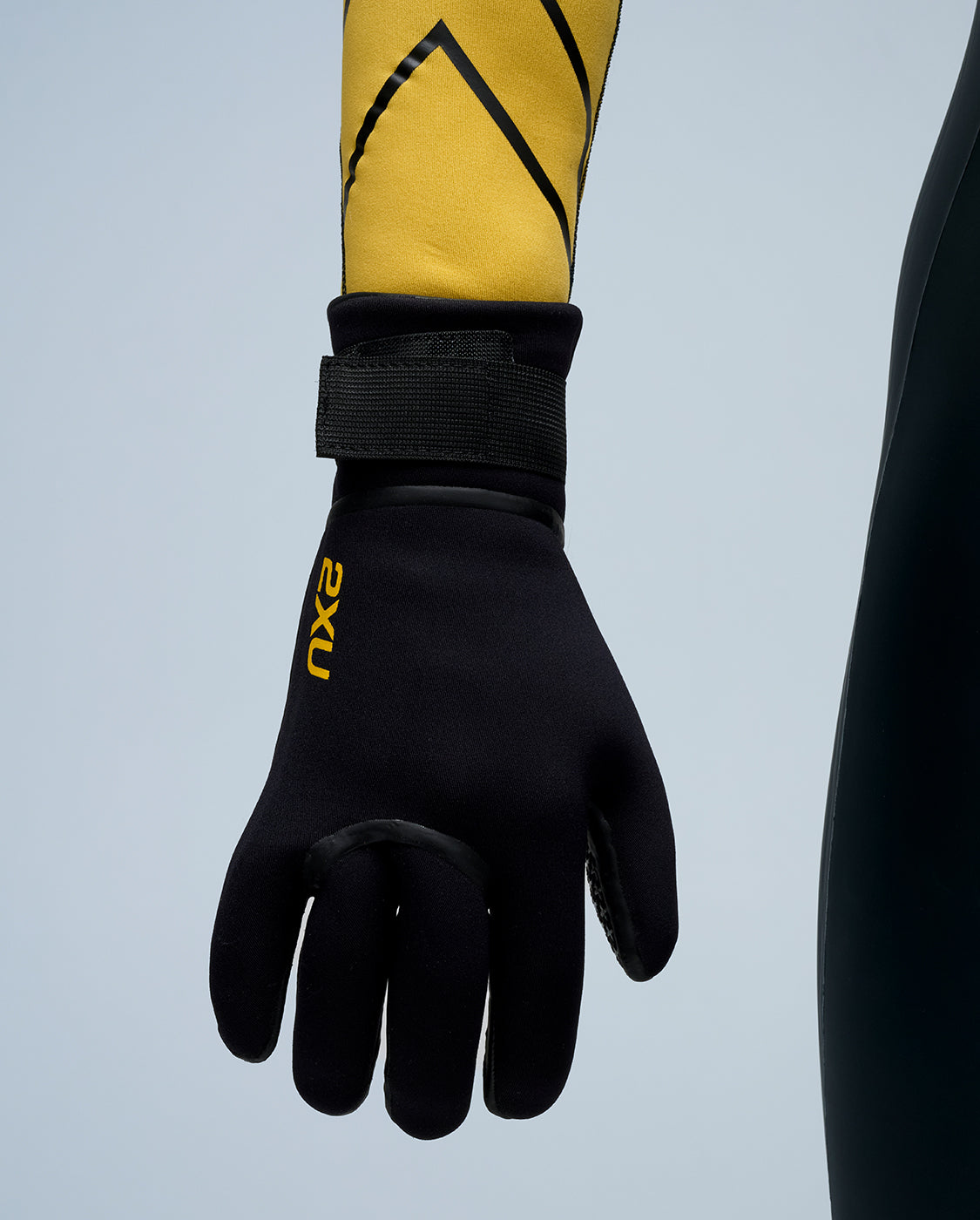 2xu-propel-neopren-handschuhe-schwarz-kaltes-wasser-unisex image 1