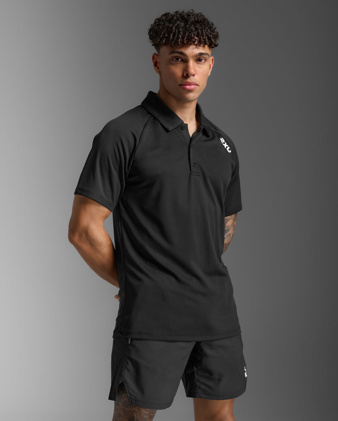 2xu-motion-aspire-polo-herren-black-kurzarm-sport image 2