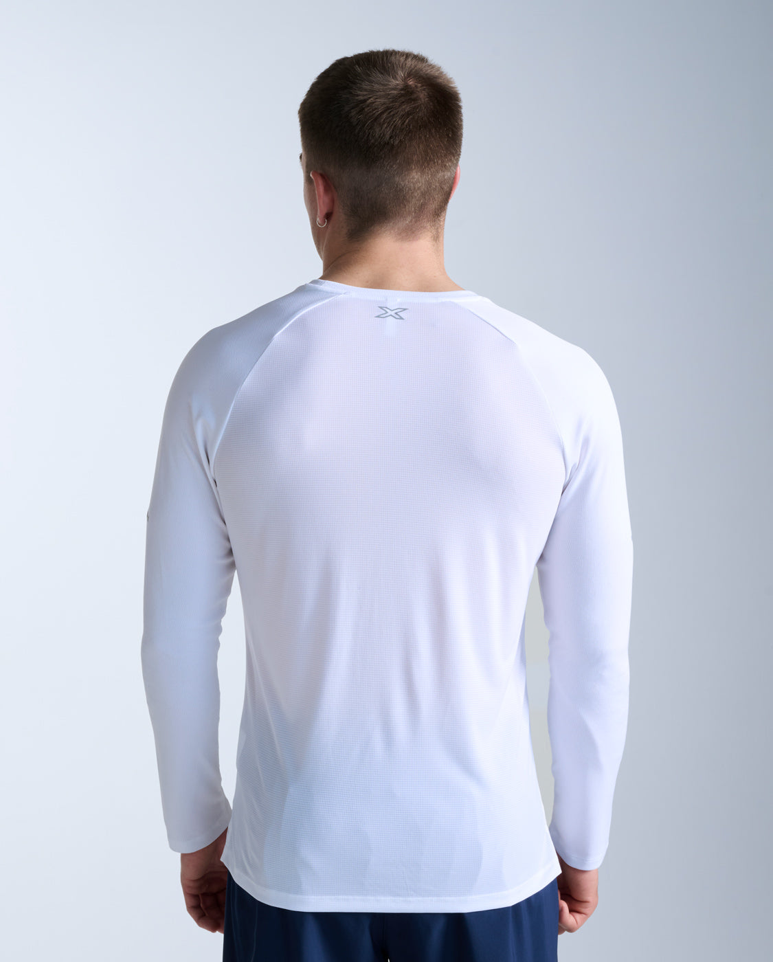 2xu-aero-long-sleeve-laufshirt-weiss-silber-herren image 3
