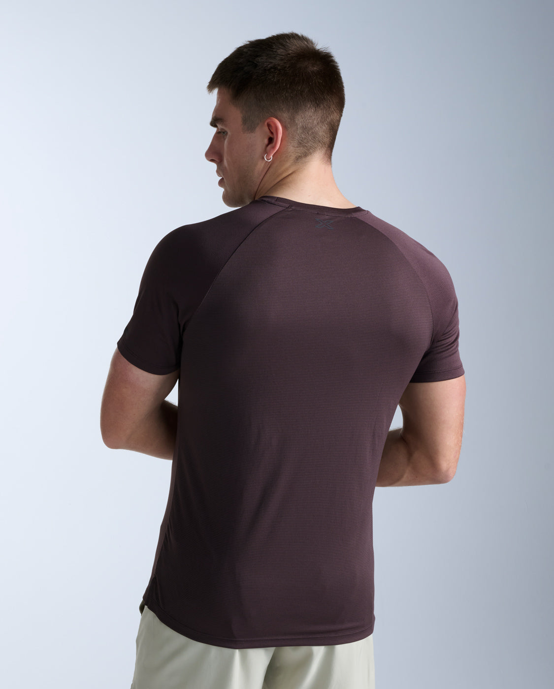 2xu-aero-tee-herren-bark-black-laufshirt-atmungsaktiv image 4