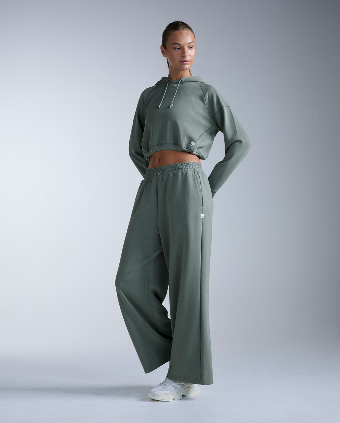 2xu-signature-wonderluxe-cropped-hoodie-fern image 7