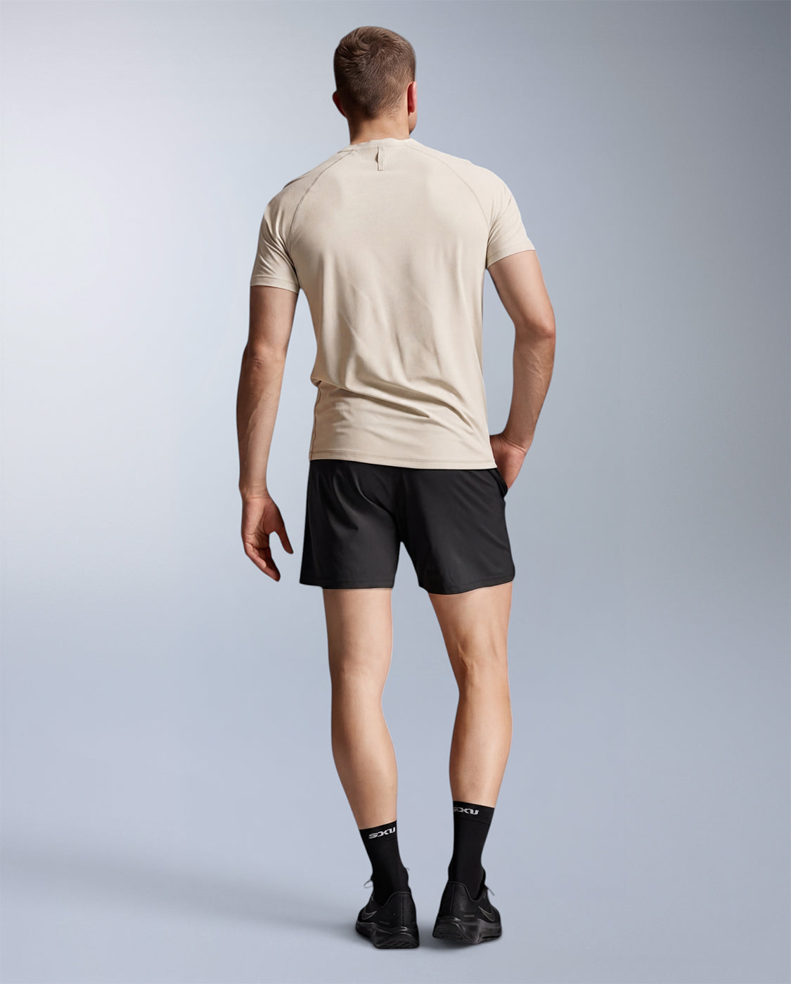 2xu-force-tech-tee-trainingsshirt-herren-chalk image 5