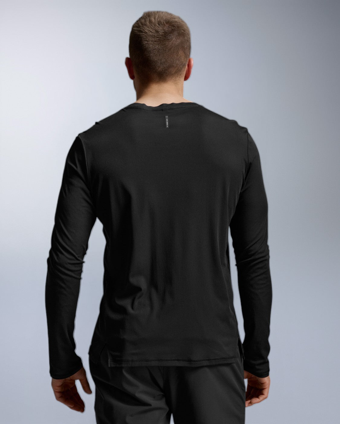2xu-aero-trail-langarmshirt-herren-schwarz-uv-schutz image 8