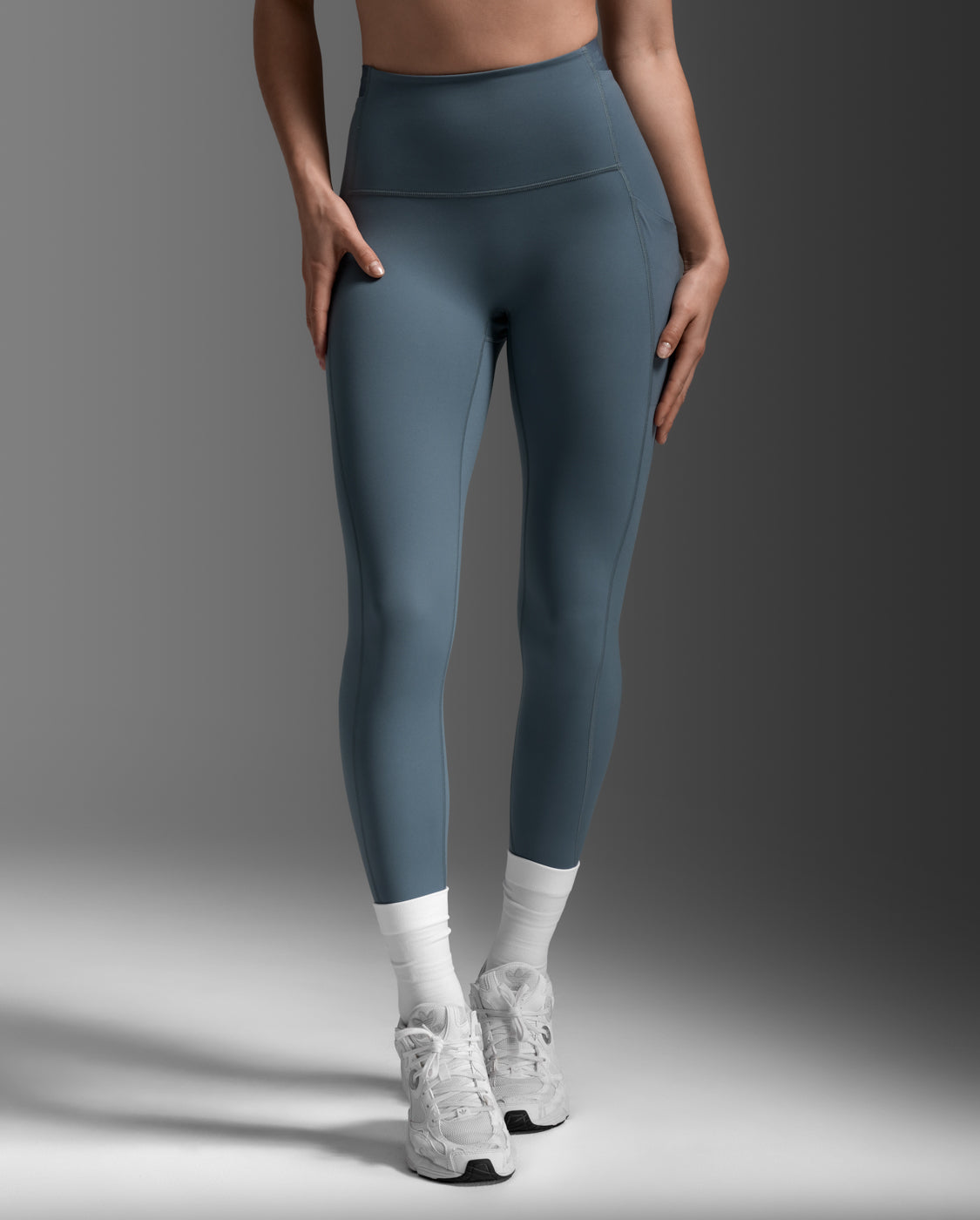 2xu-form-stash-hi-rise-tights-damen-dark-sage-taschen image 2