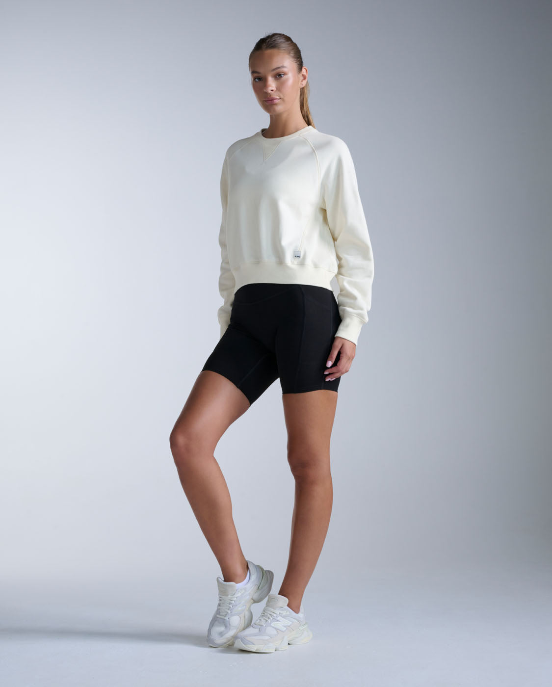 2xu-ez-organic-cotton-ribbed-crew-damen-chalk-pullover-bio image 7