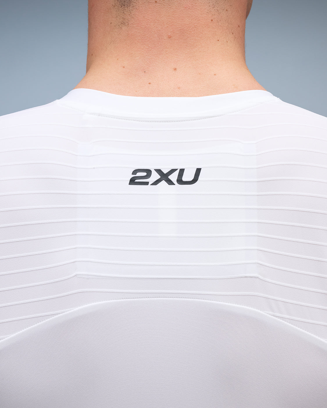 2xu-light-speed-react-trisuit-herren-schwarz-wei-kurzarm image 5