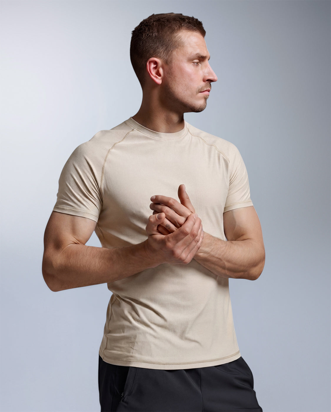 2xu-force-tech-tee-trainingsshirt-herren-chalk image 2