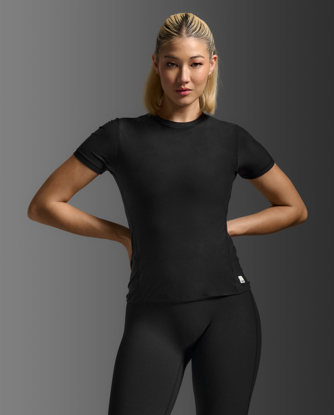 2xu-signature-wonderluxe-fitted-tee-t-shirt-schwarz image 1