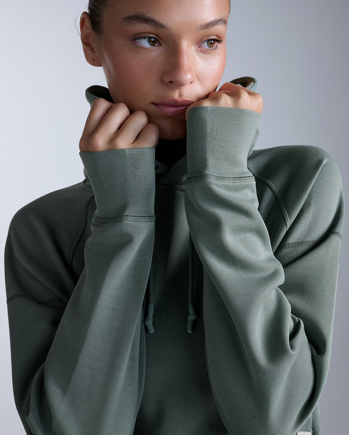 2xu-signature-wonderluxe-cropped-hoodie-fern image 2