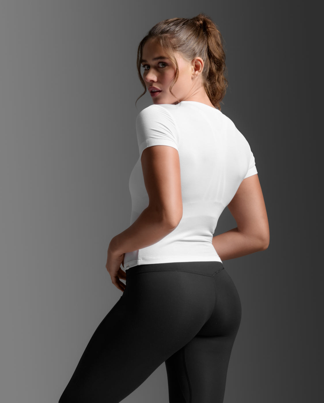 2xu-fluid-modal-ribbed-crop-tee-t-shirt-wei-damen image 3