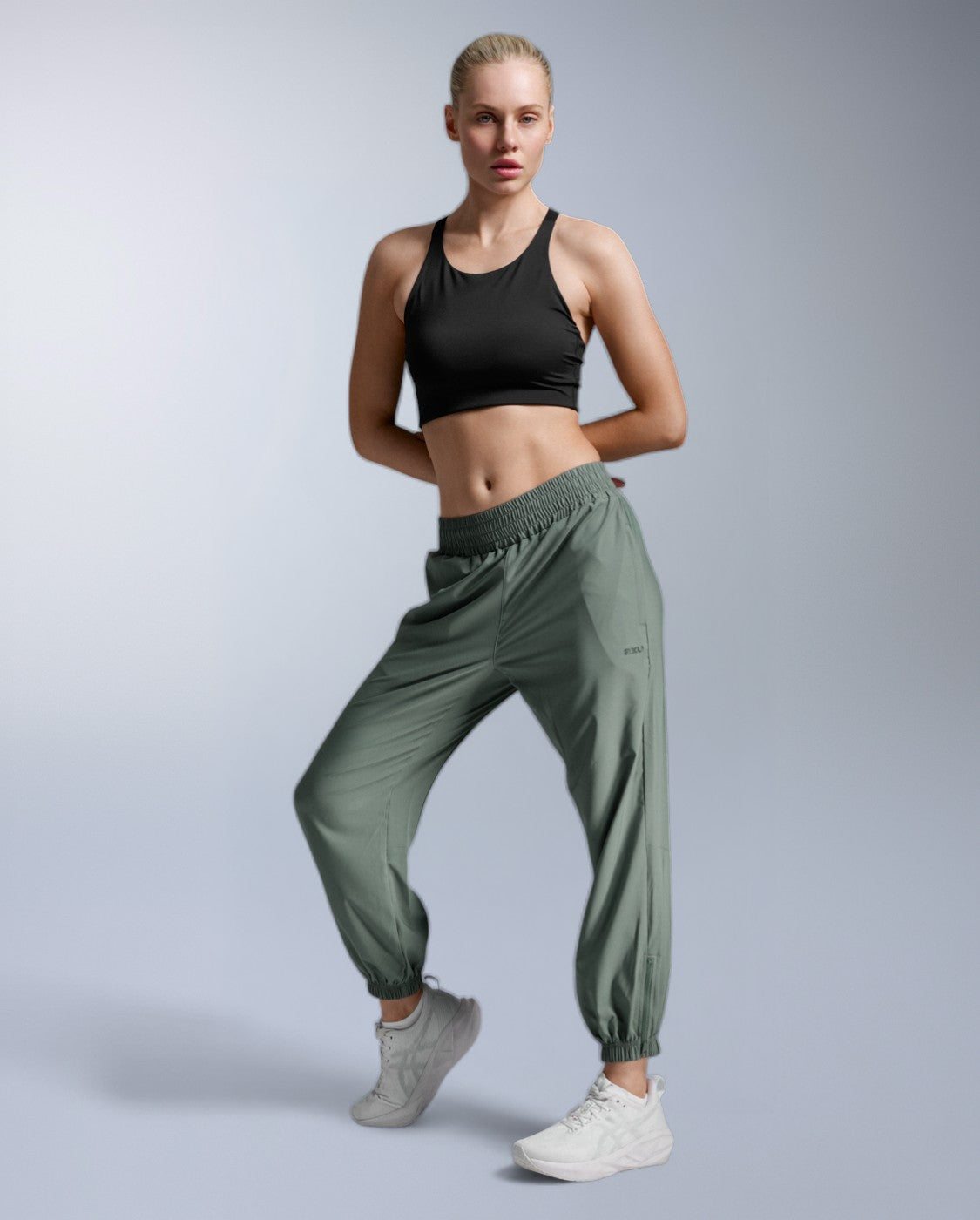 2xu-aero-hi-rise-woven-jogger-trainingshose-olive-leaf-damen image 5