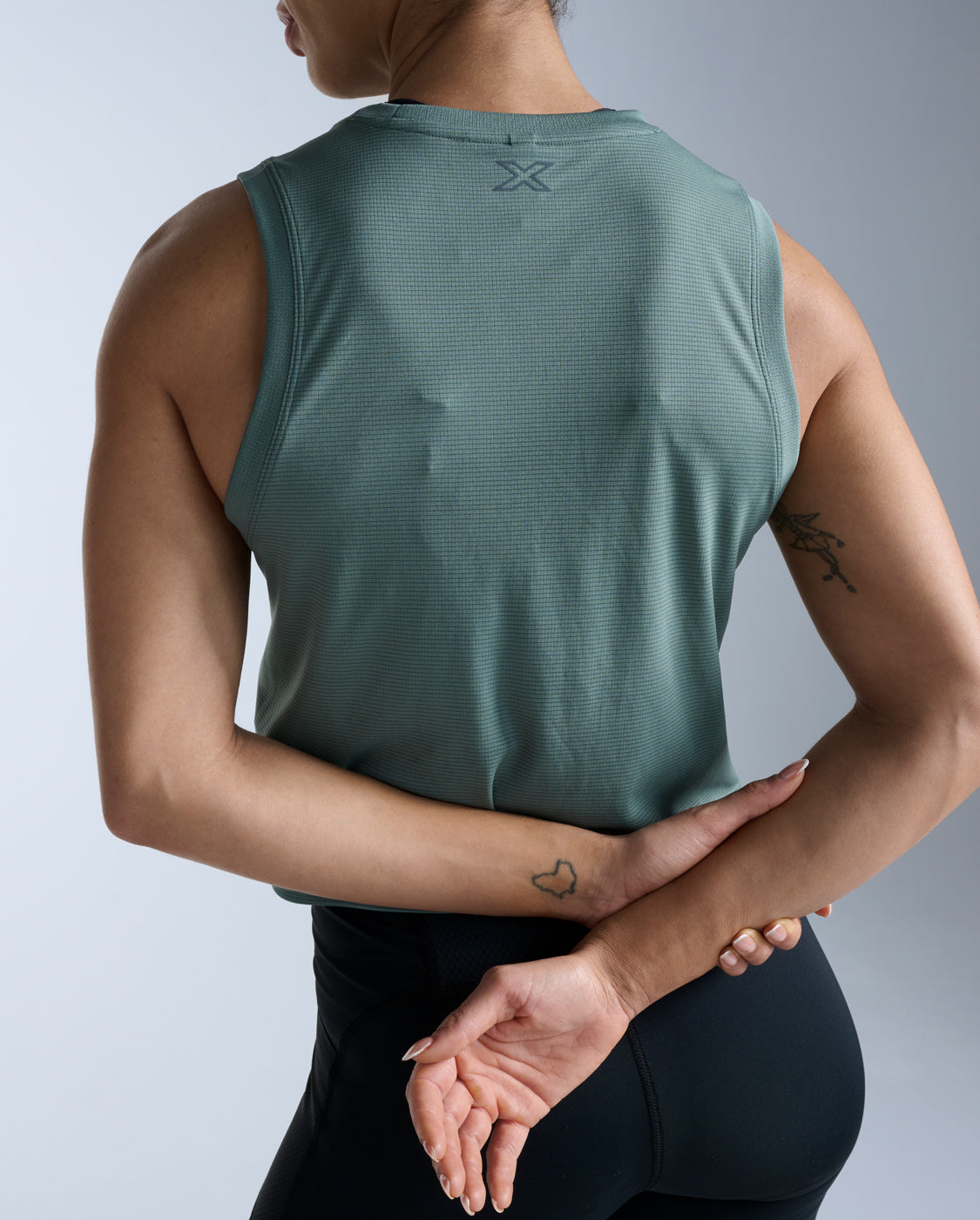 2xu-aero-mesh-crop-tank-olive-leaf-lauftop-mesh image 3