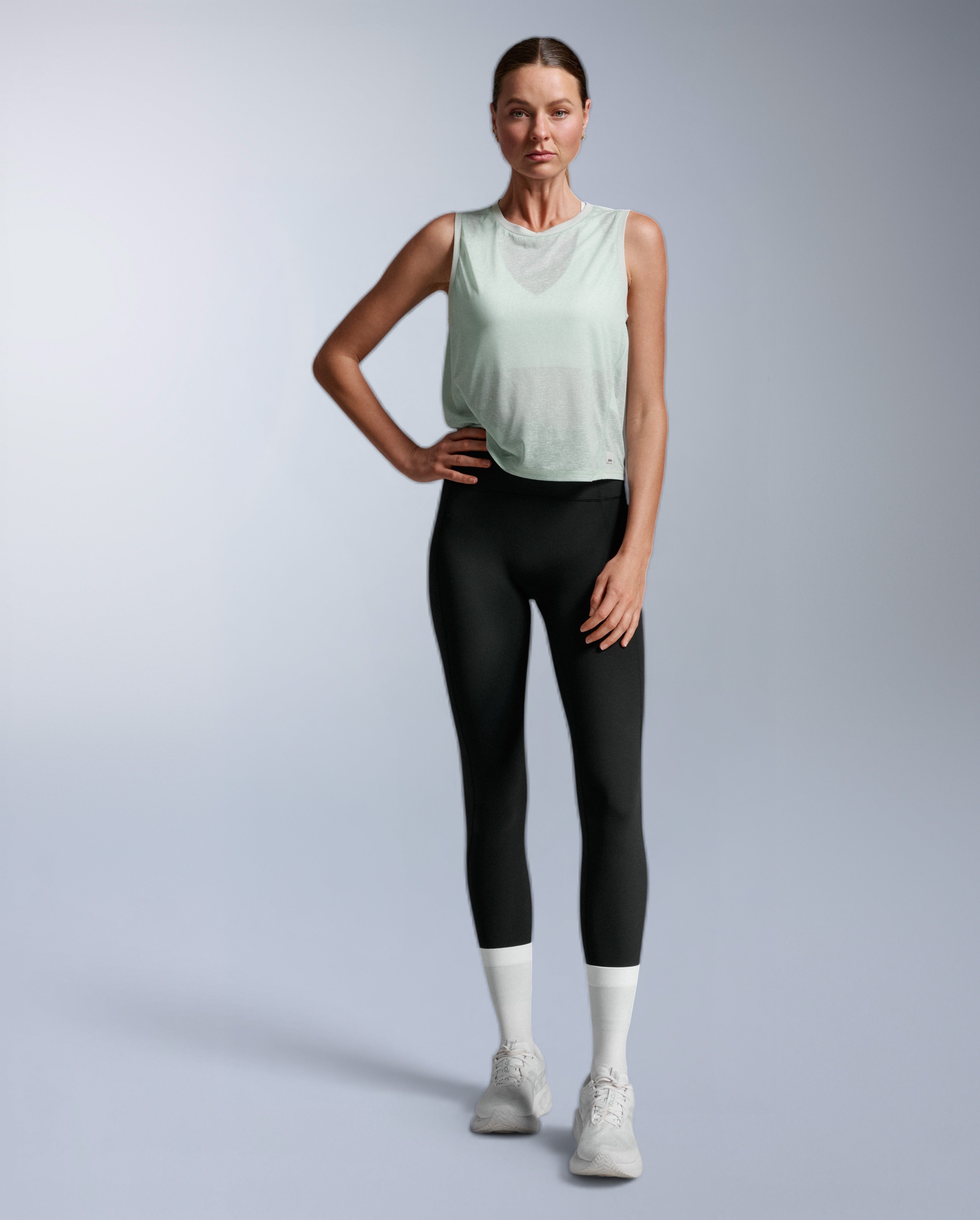 2xu-aero-relight-crop-tank-sporttop-seafoam image 3